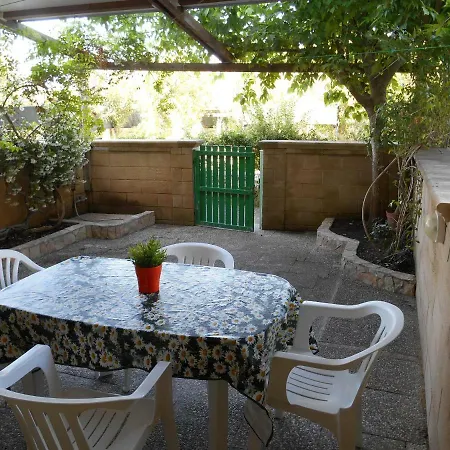 Bilocale Con Veranda Giardino Al Mare In Baia Nyaraló