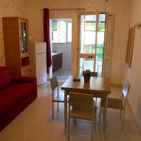 Nyaraló Bilocale Con Veranda Giardino Al Mare In Baia