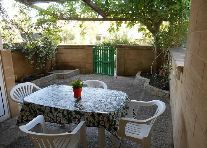 Bilocale Con Veranda Giardino Al Mare In Baia Feriehus